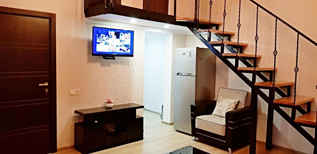 טביליסי Bright And Cozy Apartment On Aghmashenebeli Avenue מראה חיצוני תמונה