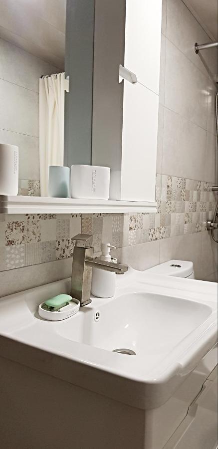 טביליסי Bright And Cozy Apartment On Aghmashenebeli Avenue מראה חיצוני תמונה