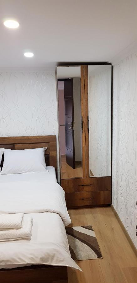 טביליסי Bright And Cozy Apartment On Aghmashenebeli Avenue מראה חיצוני תמונה